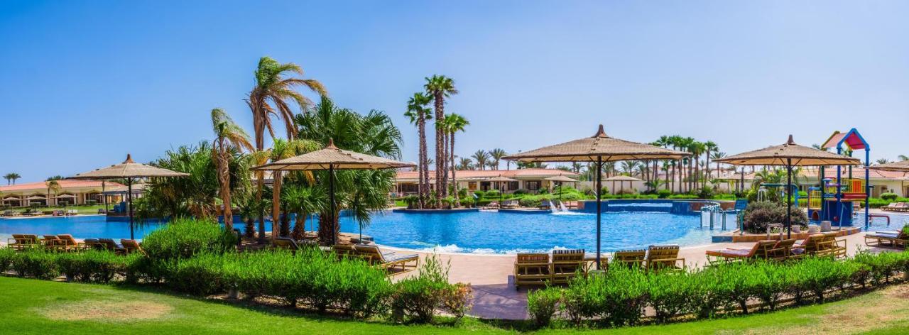 Pickalbatros Golf Beach Resort Sharm El Sheikk Exterior foto The swimming pool at the resort