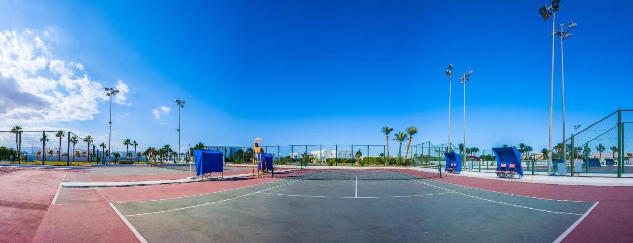 Pickalbatros Golf Beach Resort Sharm El Sheikk Exterior foto Tennis courts at the complex