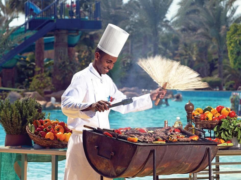 Pickalbatros Golf Beach Resort Sharm El Sheikk Exterior foto A chef cooking at the Atlantis Paradise Island